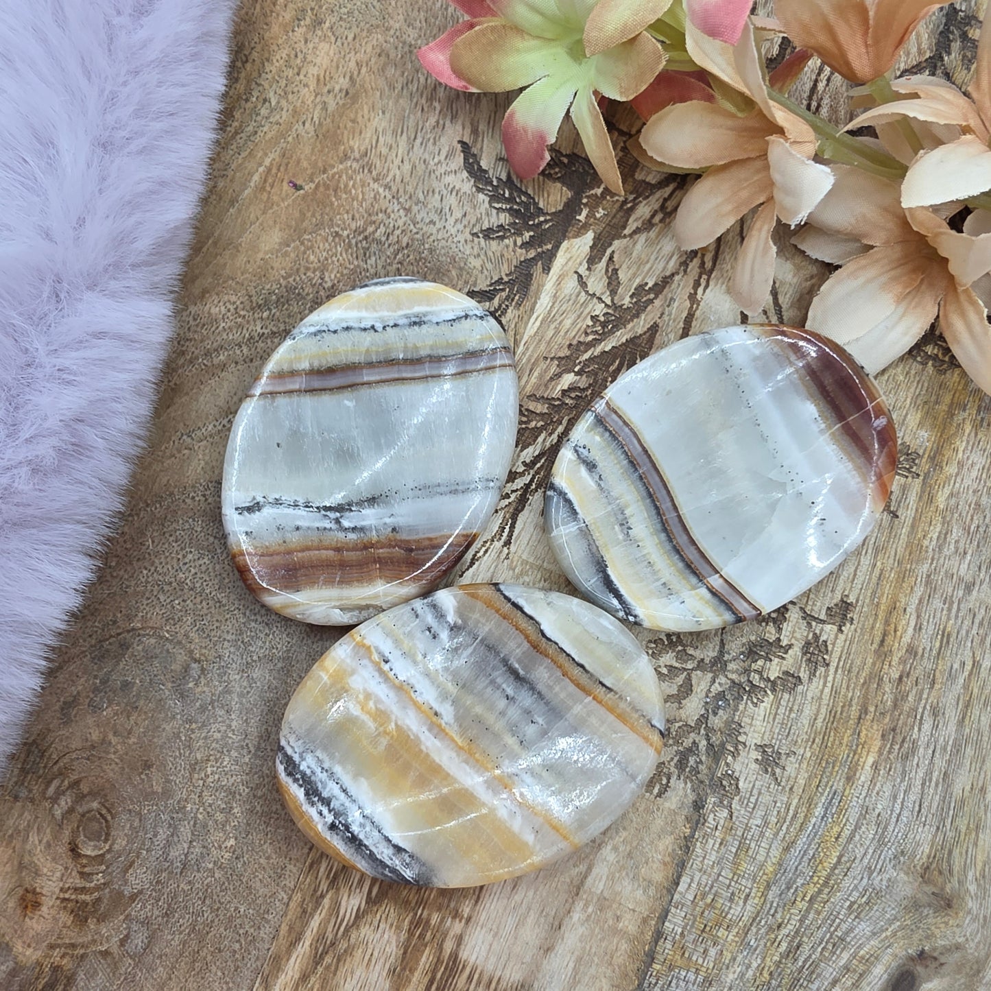 Iso huolikivi -raitakalsiitti-