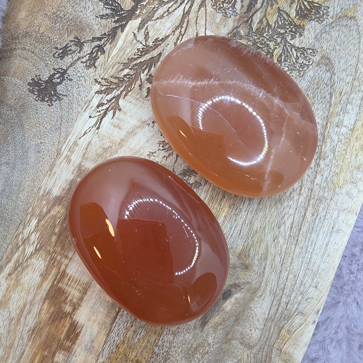 Hunajakalsiitti kämmenkivi 2lk.