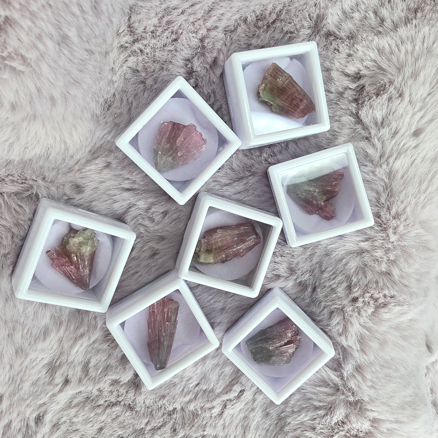 Cotton candy-turmaliini rasiassa