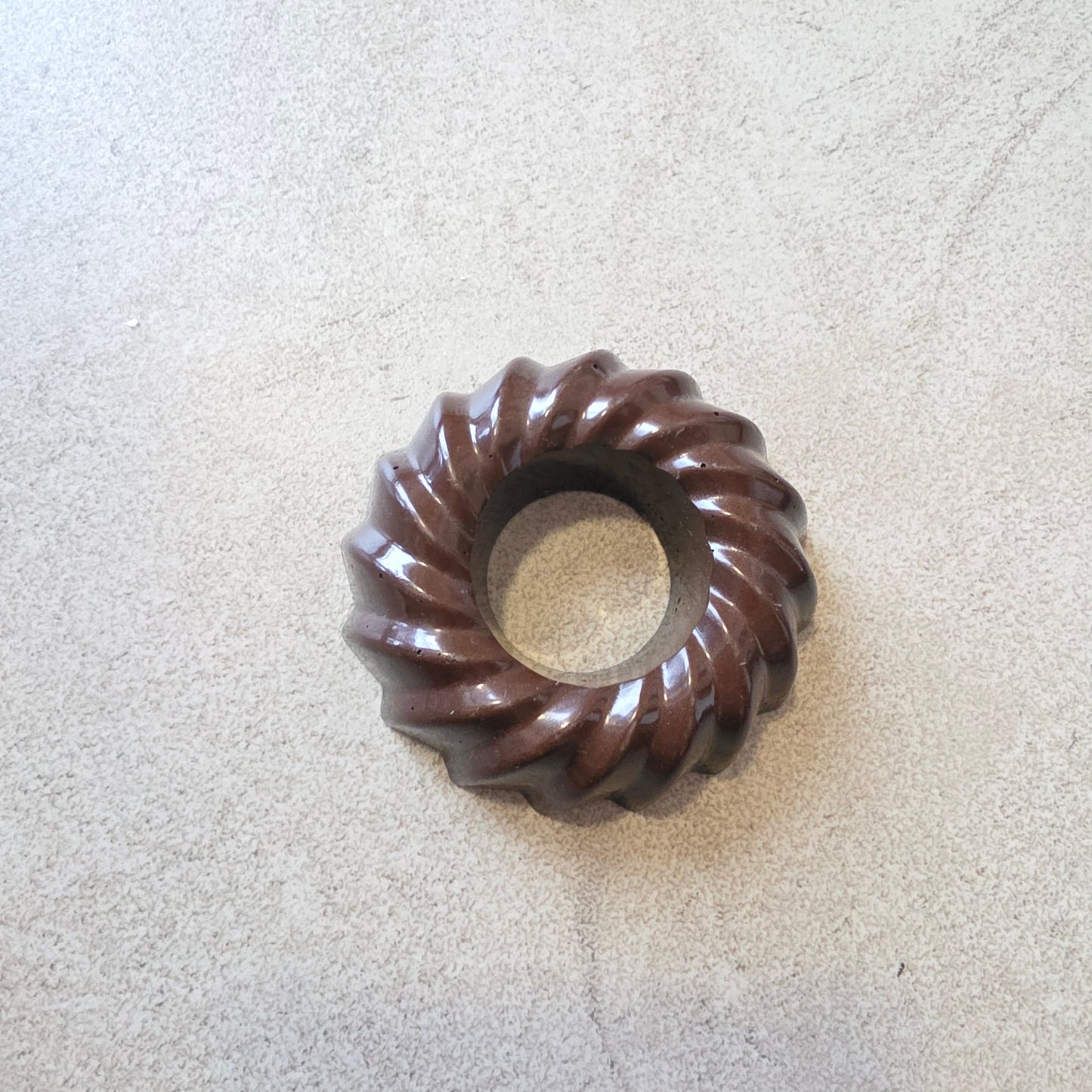 Palloteline isommalle kivipallolle