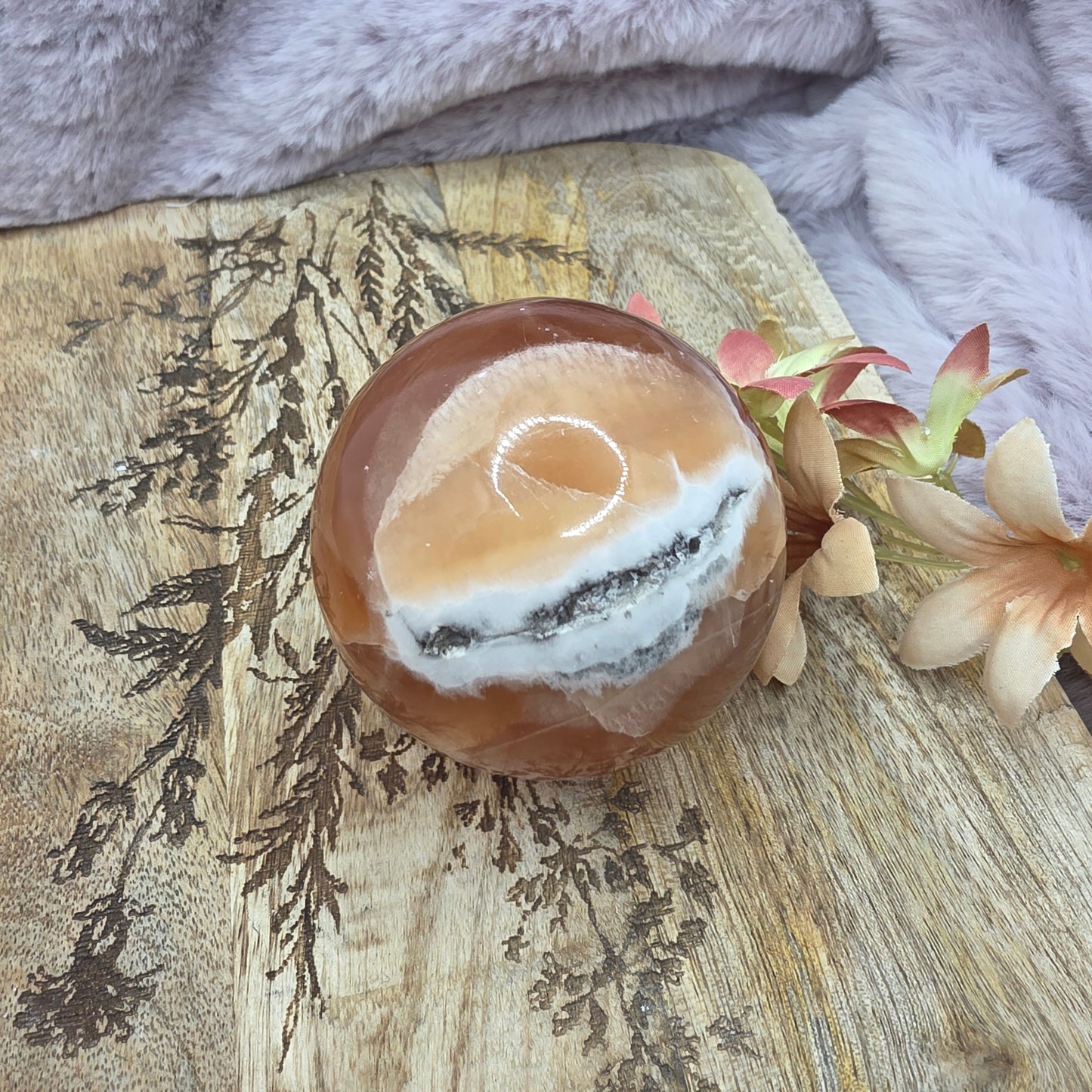 Hunajakalsiitti pallo "druzy"