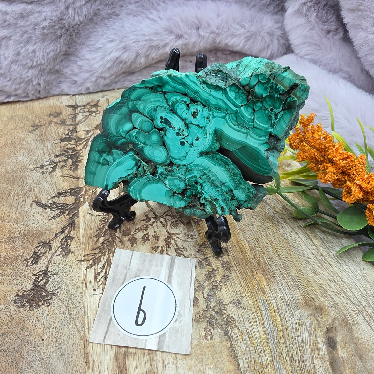 Malakiitti släbi telineessä