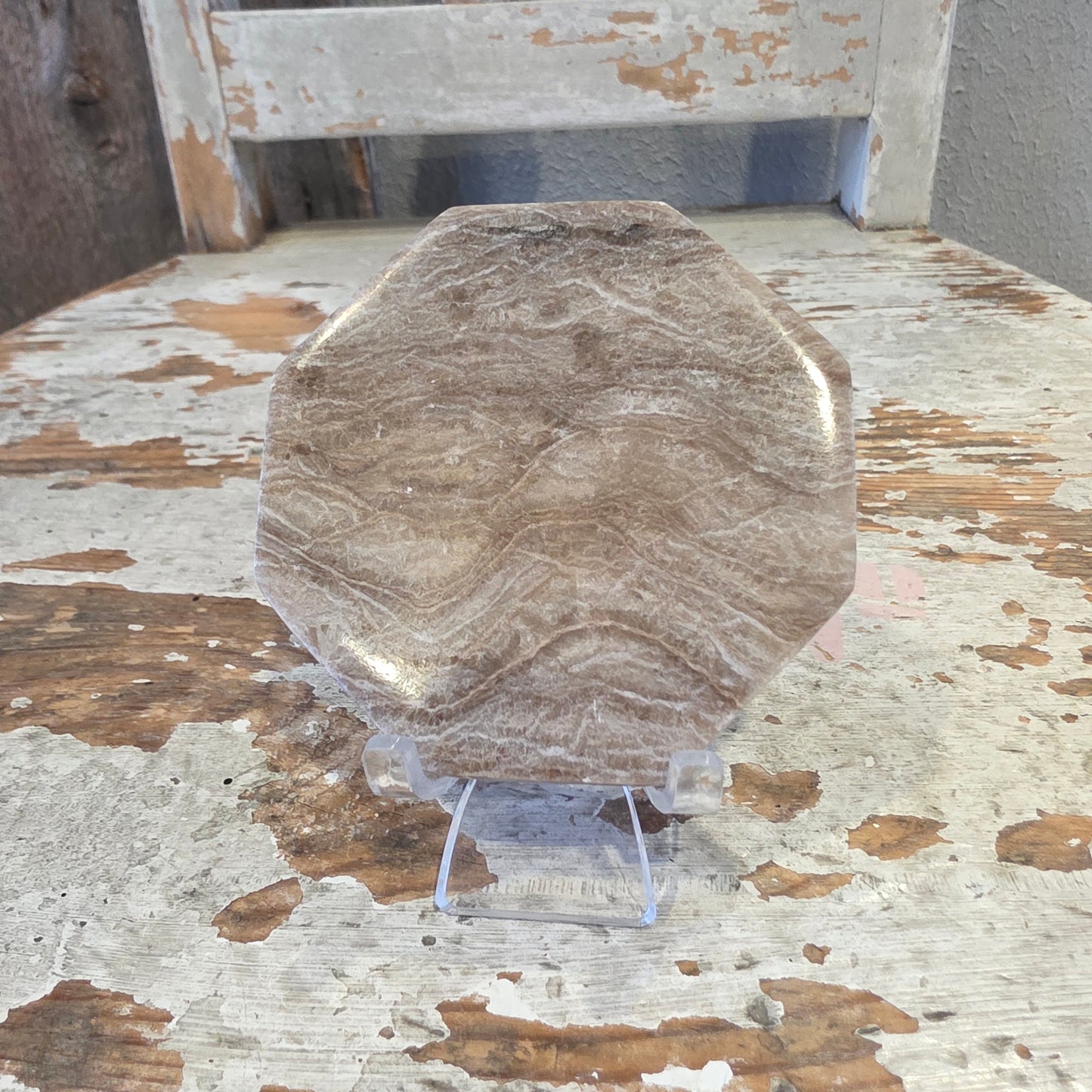 Alabasteri släbi telineessä