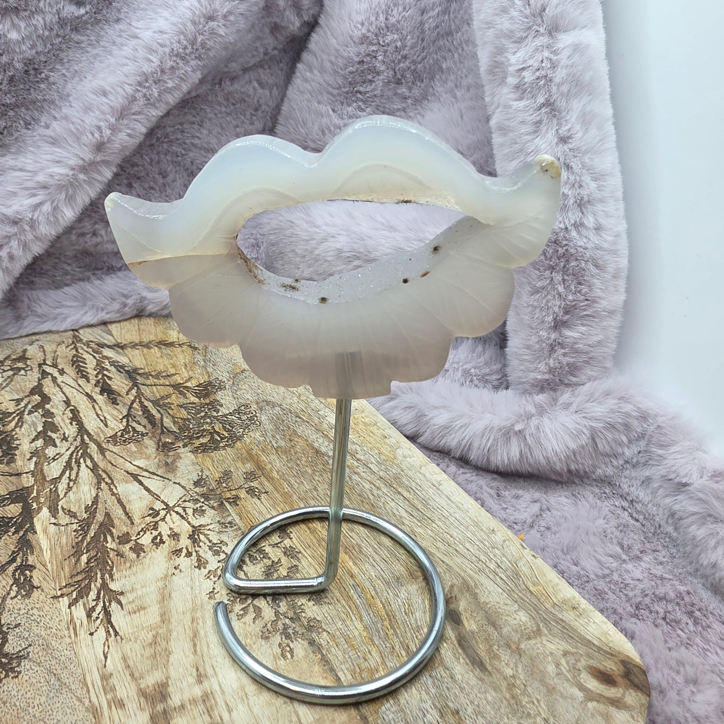 Akaatti sydänsiipi telineessä