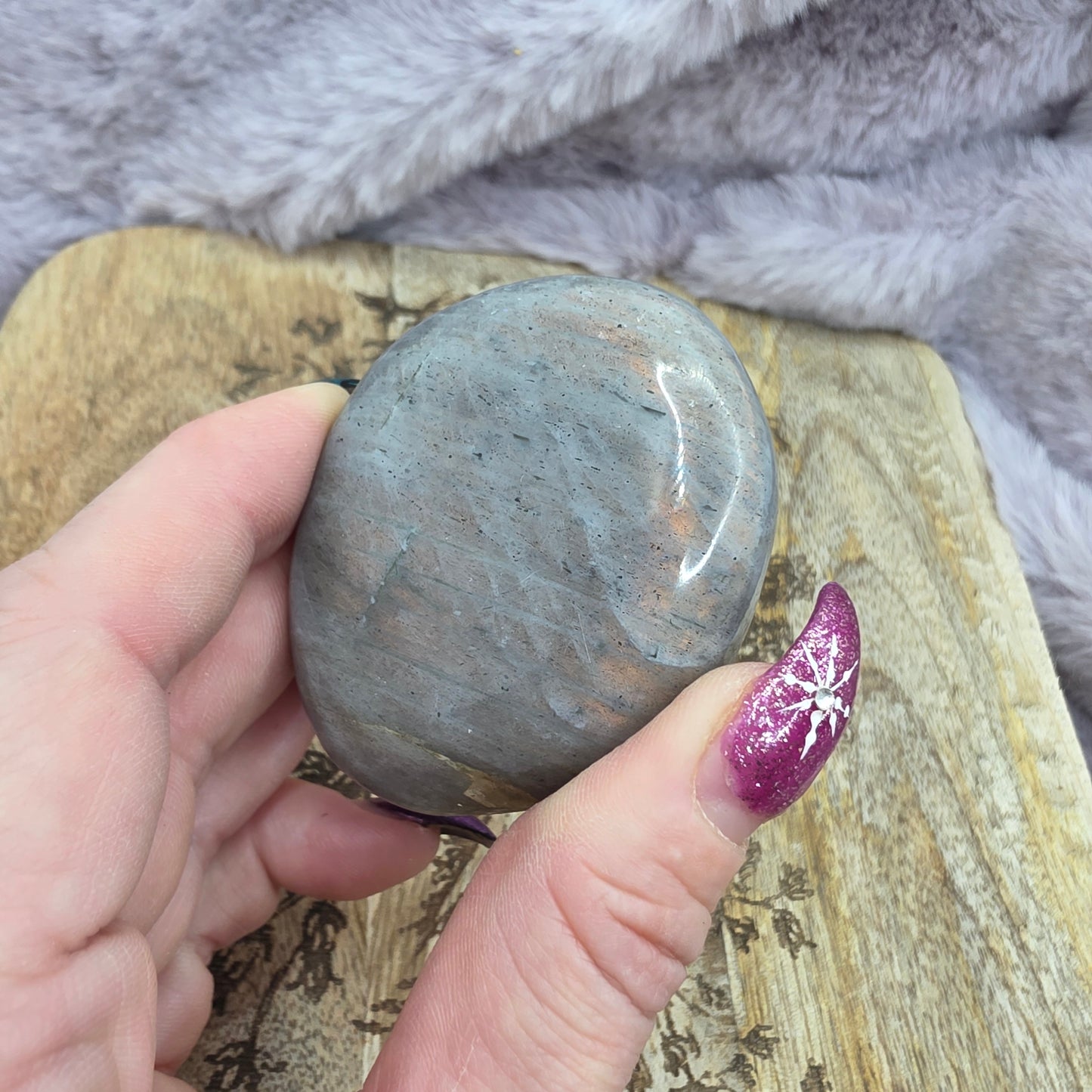 Labradoriitti kämmenkivi (oranssi flash)