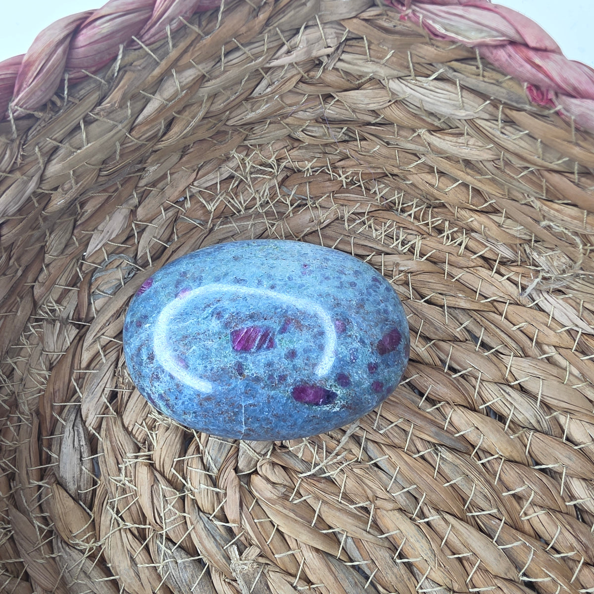 Rubiinia sinisessä kyaniitissa kämmenkivi