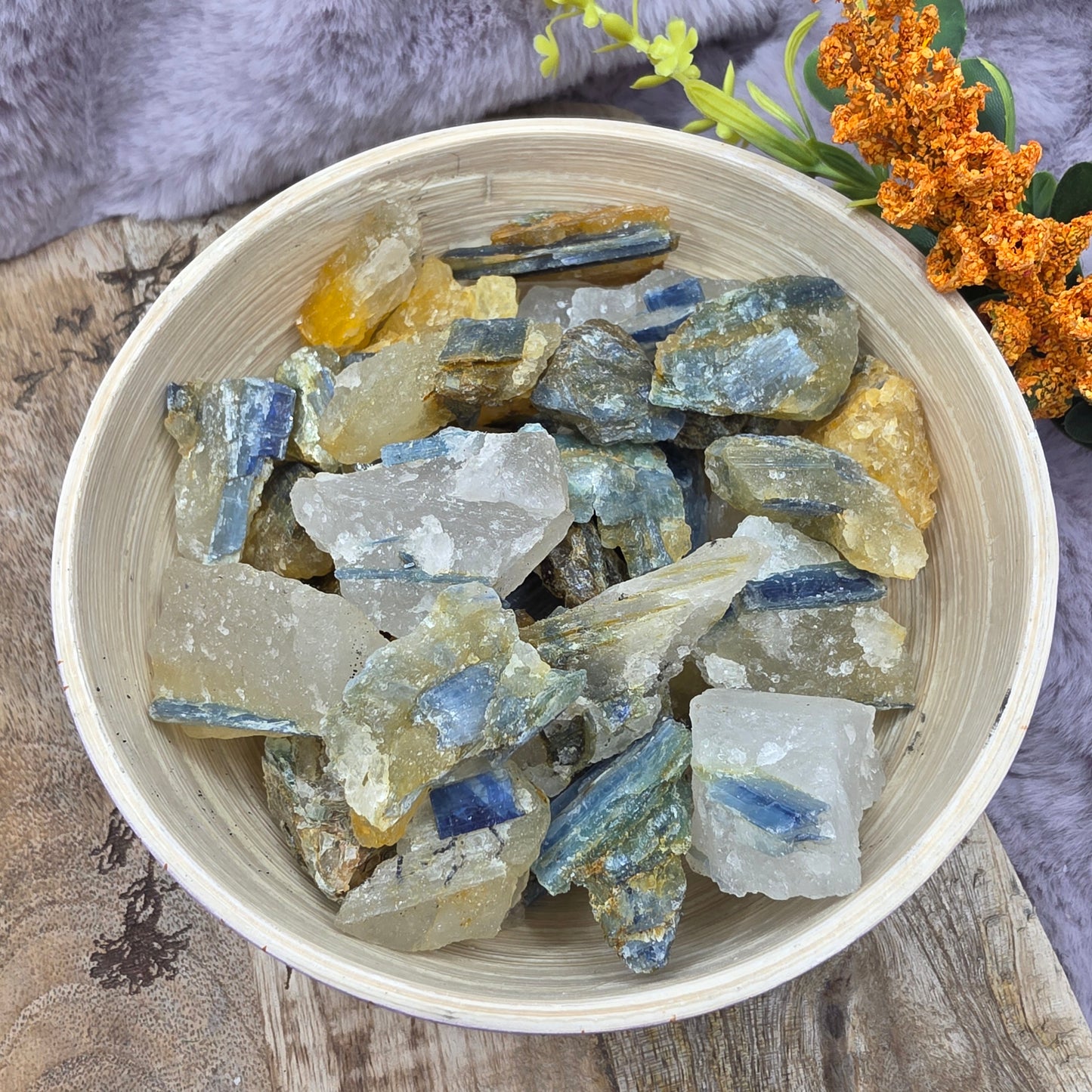 Kyaniitti emokivessä raakapala -pieni-