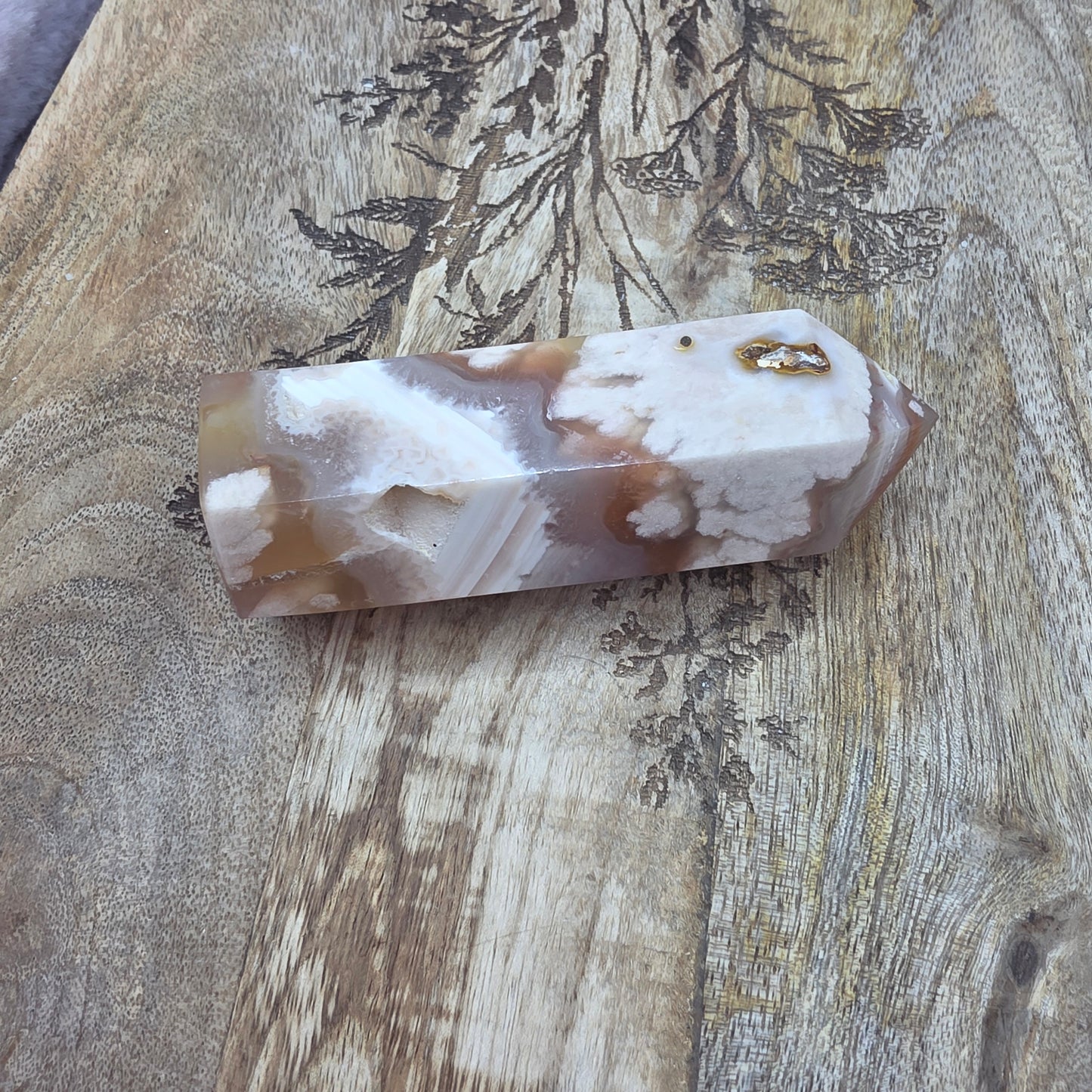 Oranssi kukka-akaatti torni