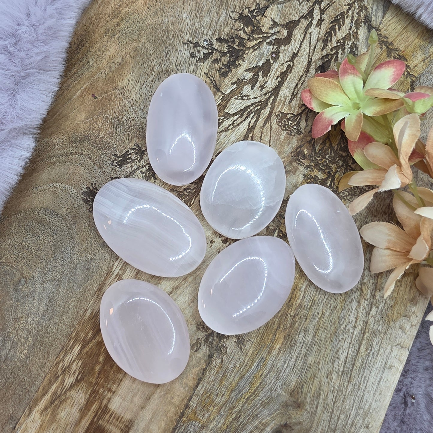 Manganokalsiitti kämmenkivi