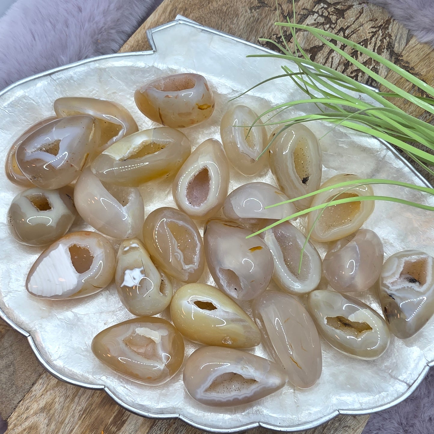 Akaatti "druzy" muna