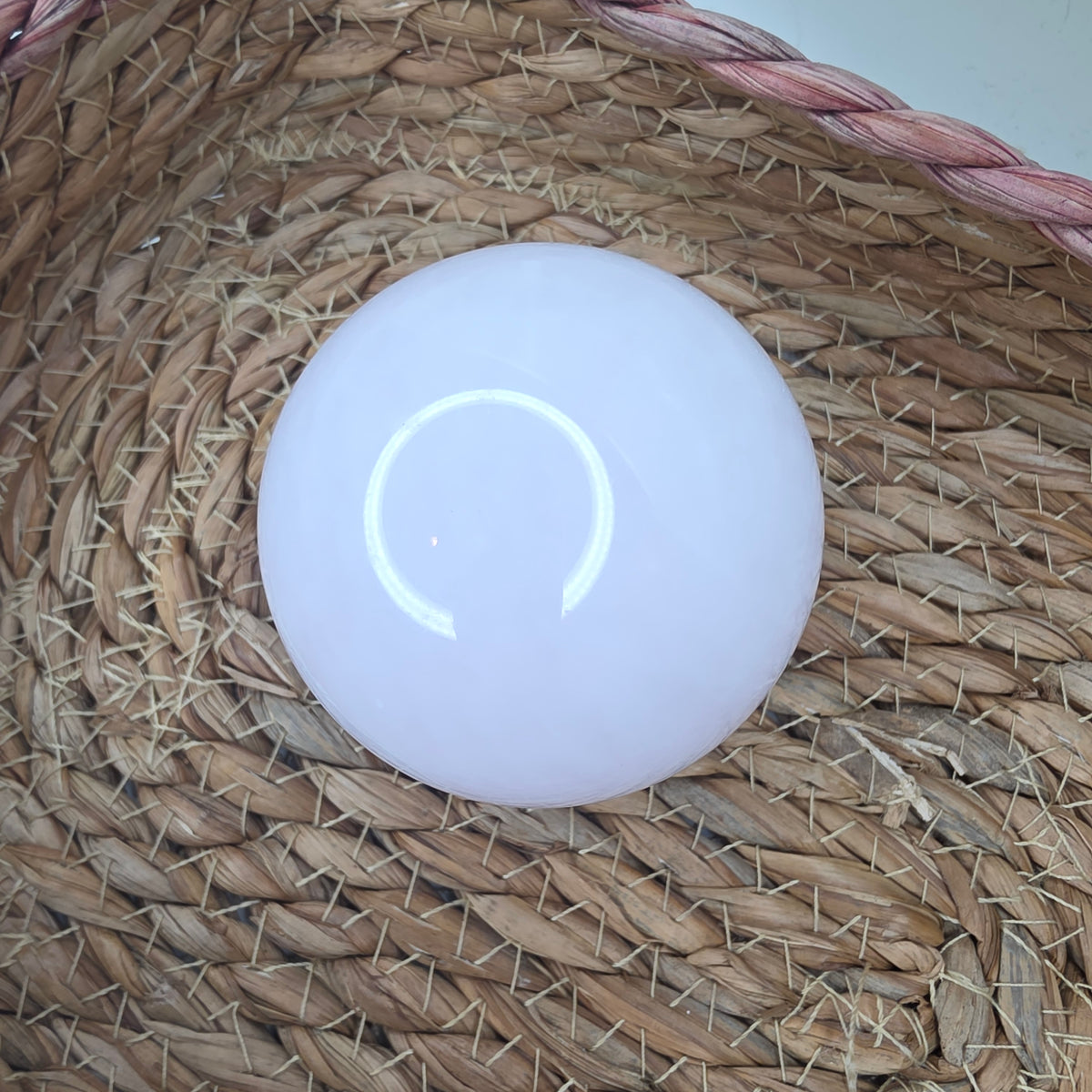 Manganokalsiitti pallo (uv)