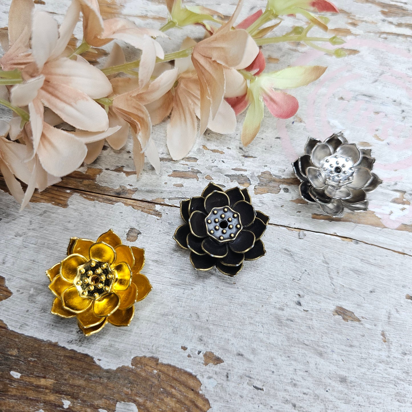 Suitsuke pidike -pieni lotus-