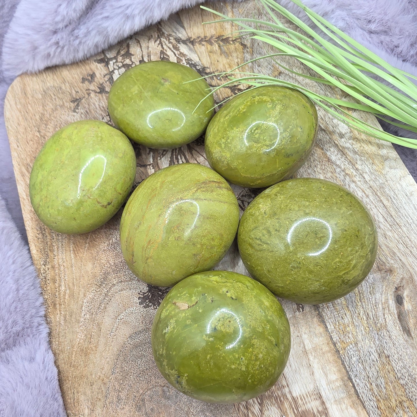 Vihreä opaali kämmenkivi