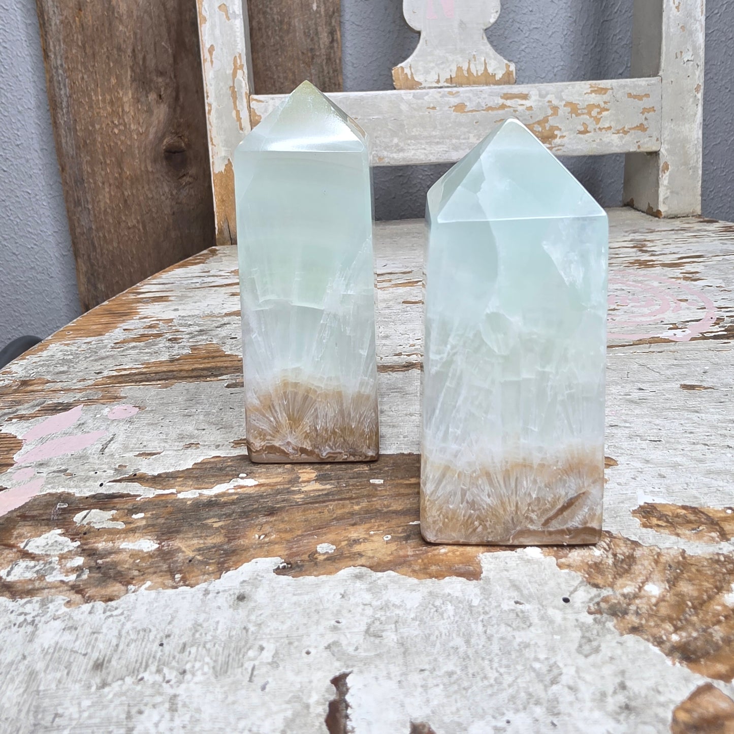 Pistaasikalsiitti "icy" torni