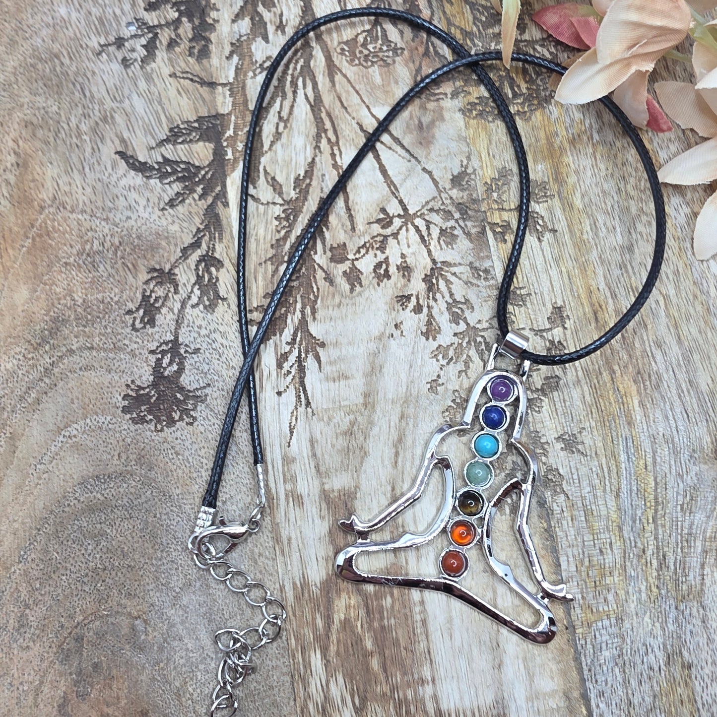 Chakranainen kaulakoru