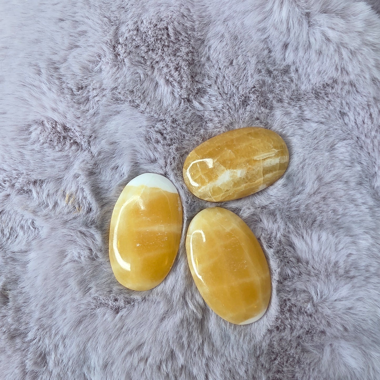 Pieni appelsiinikalsiitti kämmenkivi