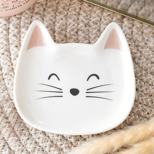 Koruastia -valkoinen kissa-