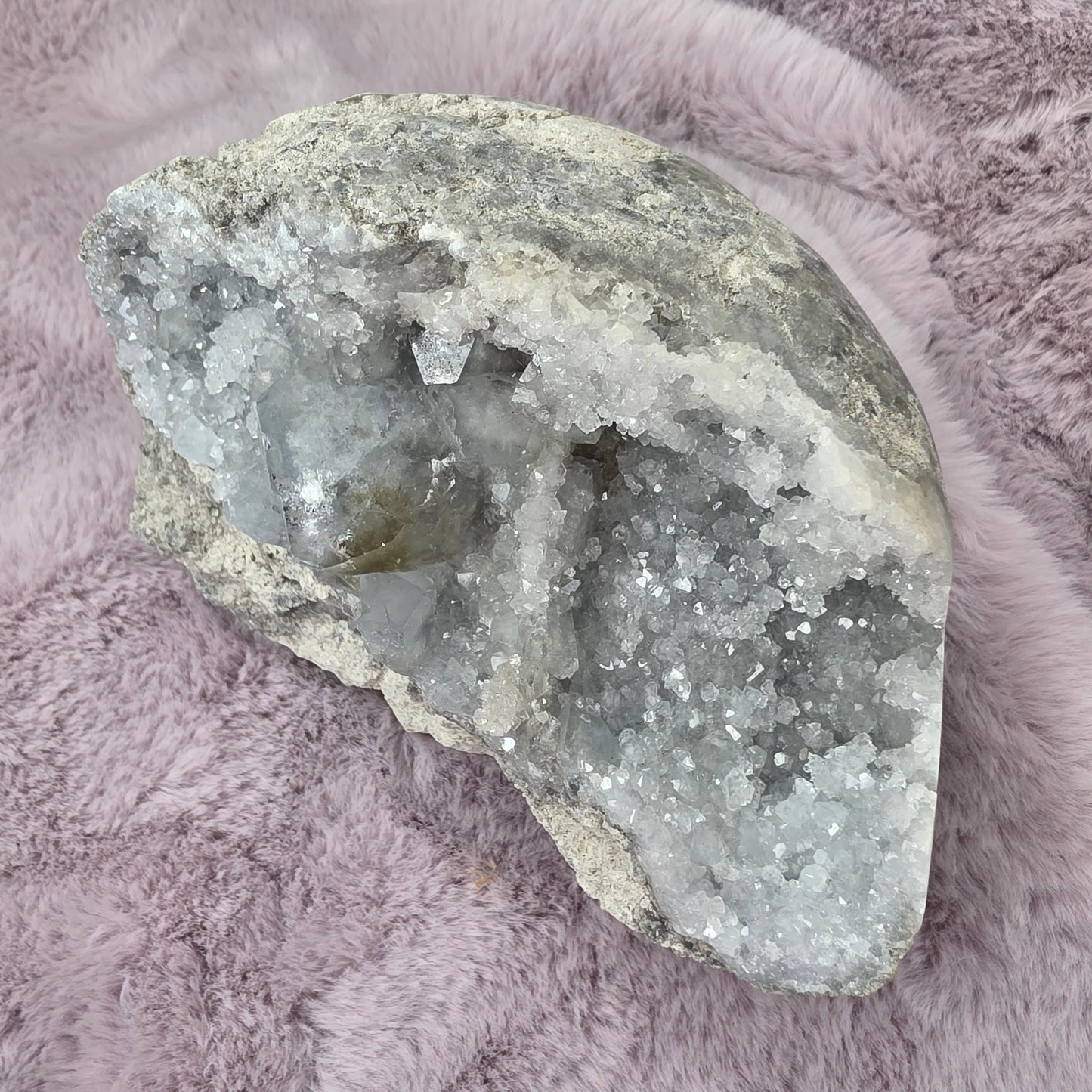 Selestiitti geodiclusteri