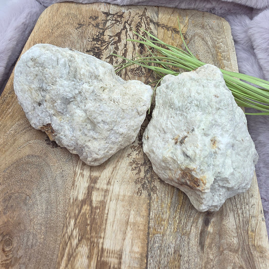 Hackmaniittia kalsiitissa (uv) -iso-