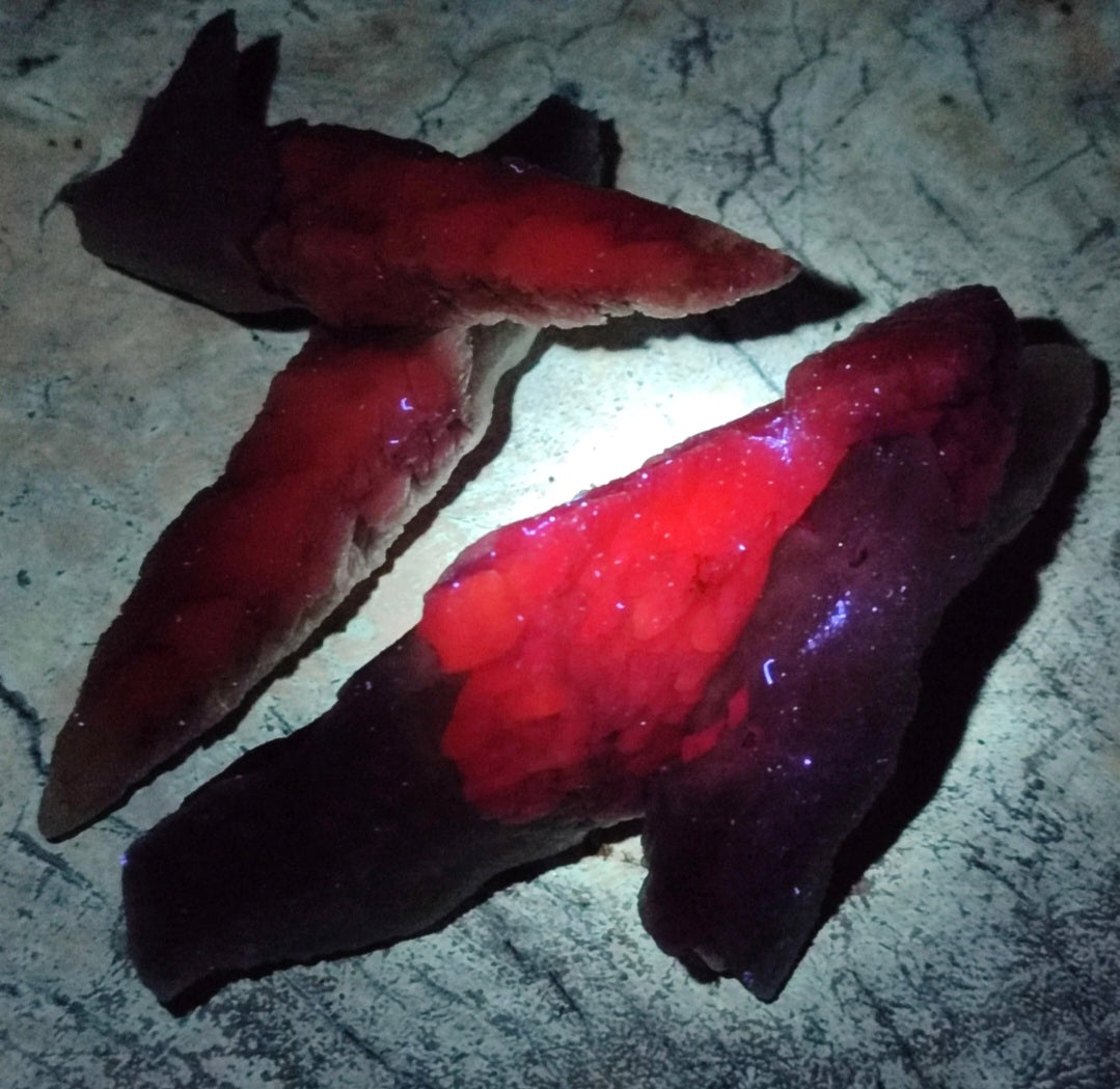 Nuolenkärkikalsiitti "bling bling" (uv)