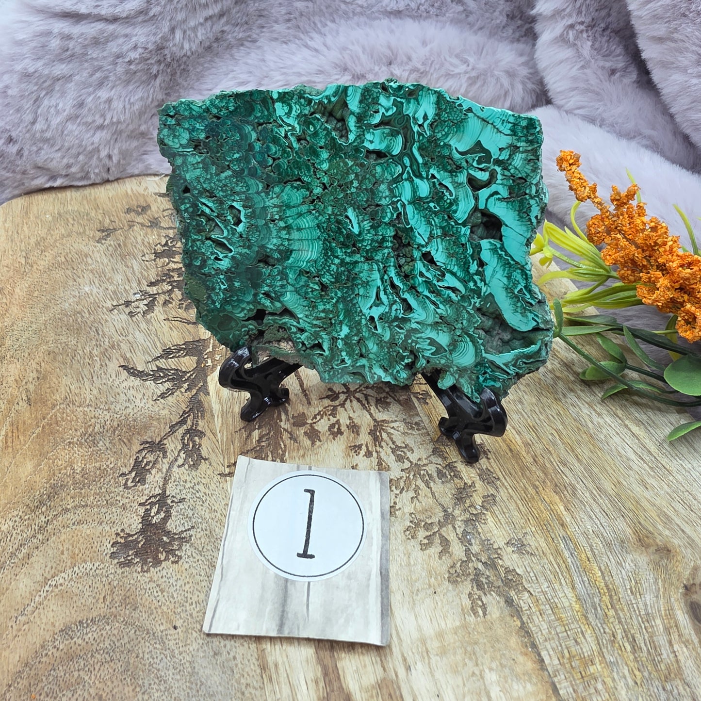 Malakiitti släbi telineessä