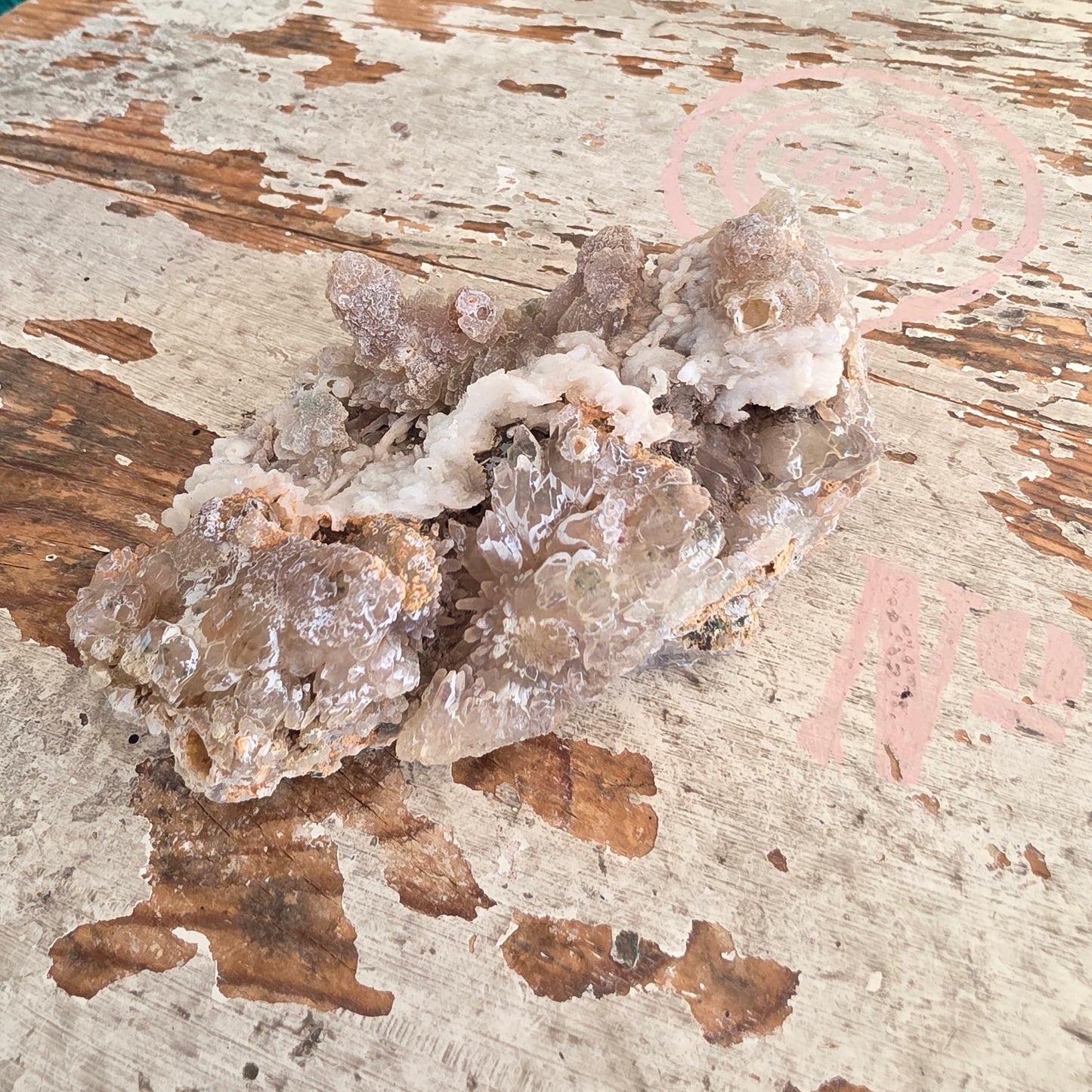 Hunajazeoliitti clusteri kalsiitilla