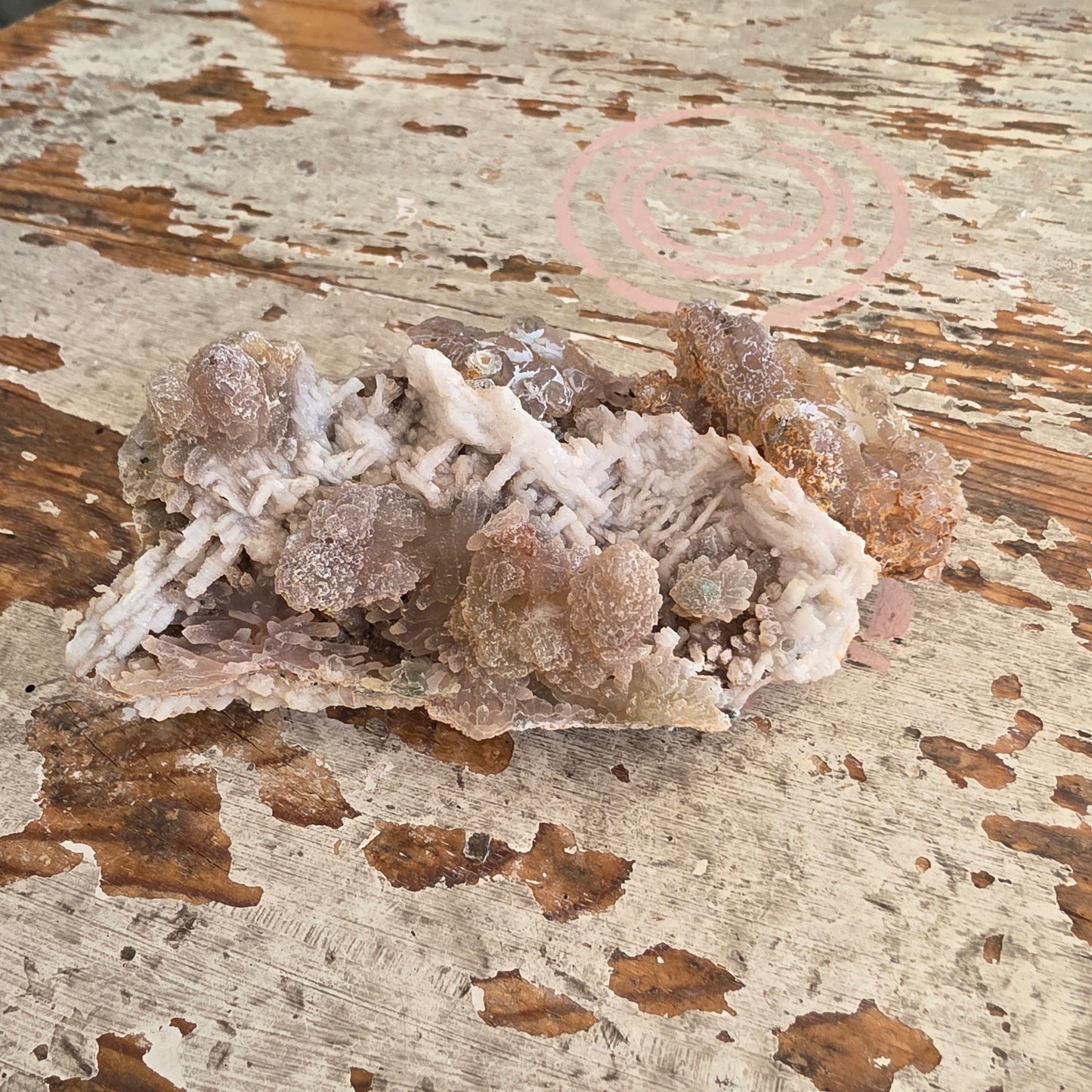 Hunajazeoliitti clusteri kalsiitilla