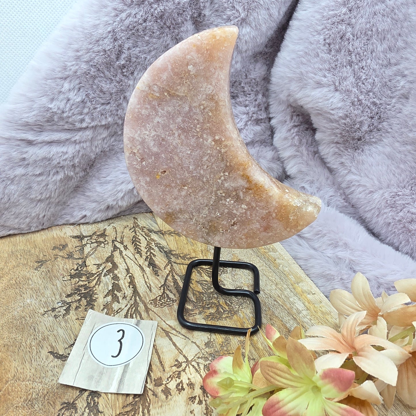 Pinkki amatistikuu telineessä