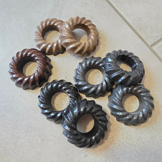 Palloteline isommalle kivipallolle