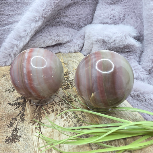 Red bandet-kalsiitti pallo