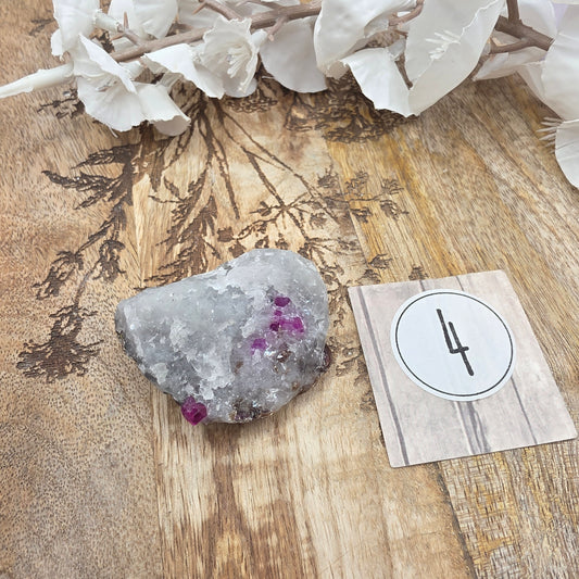 Rubiinikiteitä emokivessä nro.4