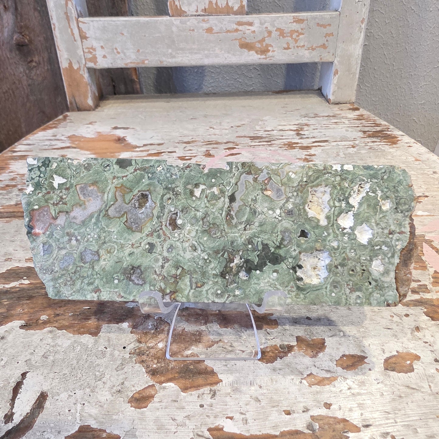 Ryoliitti släbi telineessä