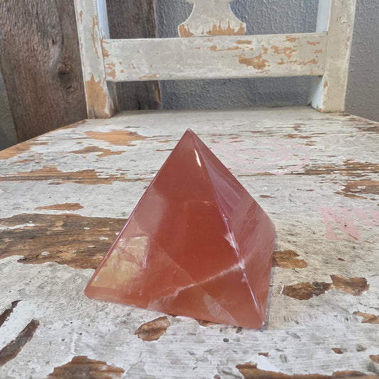 Hunajakalsiitti pyramidi