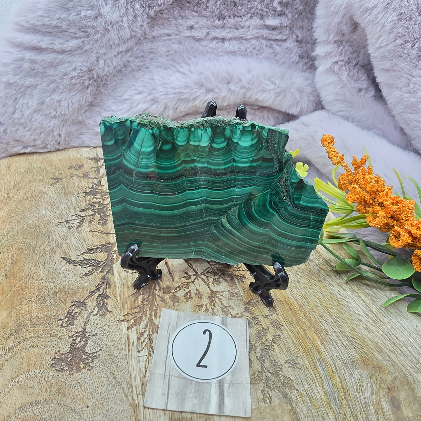 Malakiitti släbi telineessä