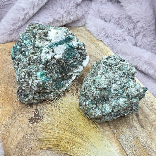 Smaragdi/mica "Mutokolite" clusteri