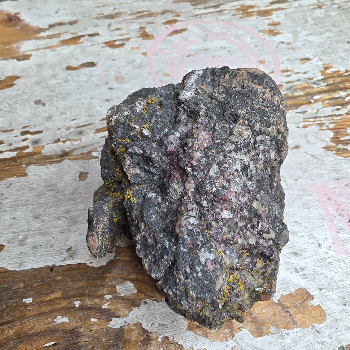 Granaattia emokivessä raakapala