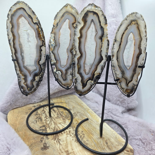 Akaattisiivut telineessä