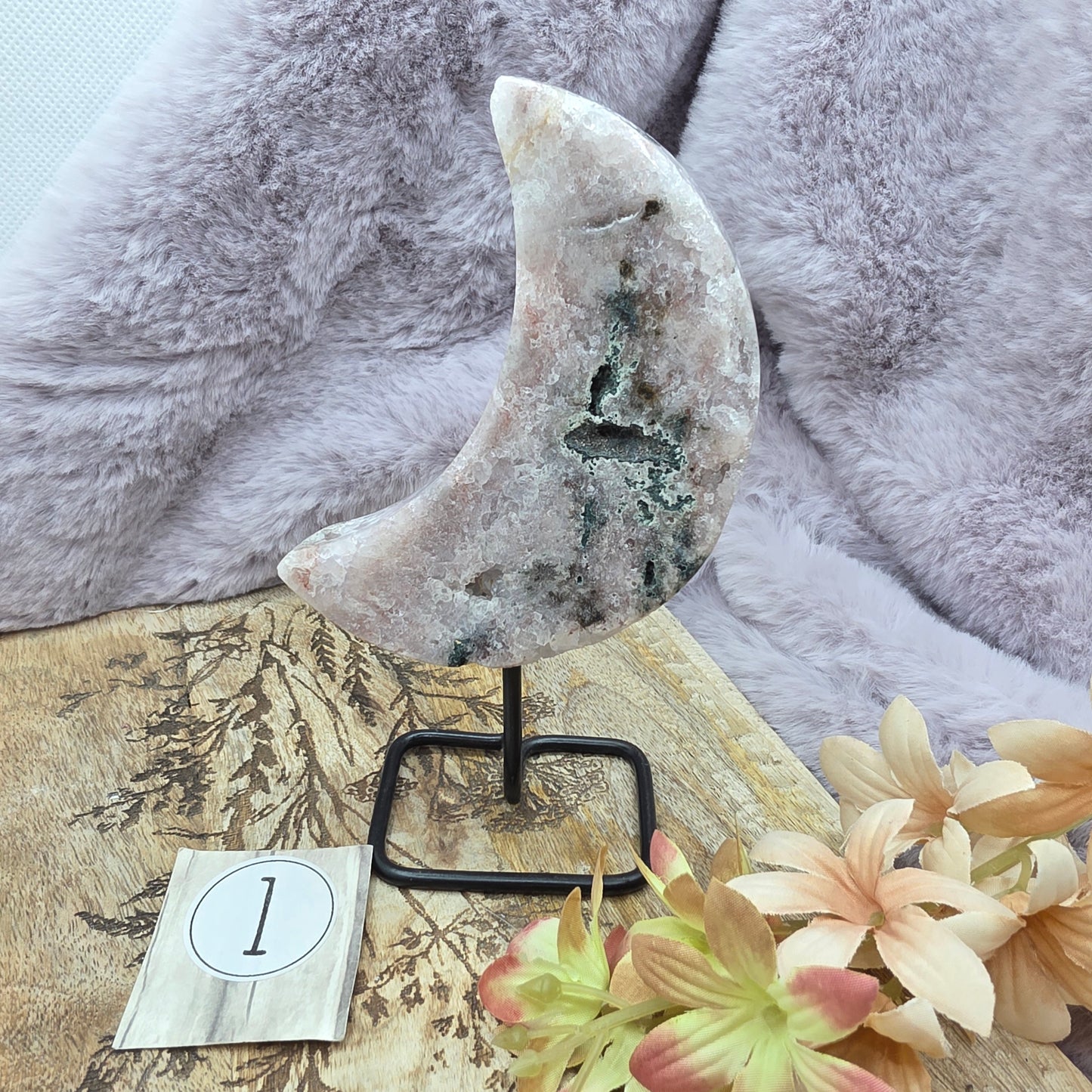 Pinkki amatistikuu telineessä