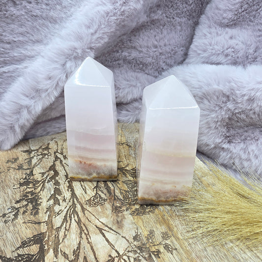 Vaaleanpunainen kalsiitti torni