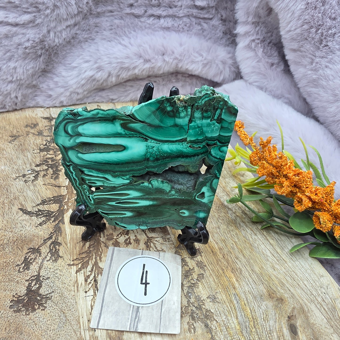 Malakiitti släbi telineessä