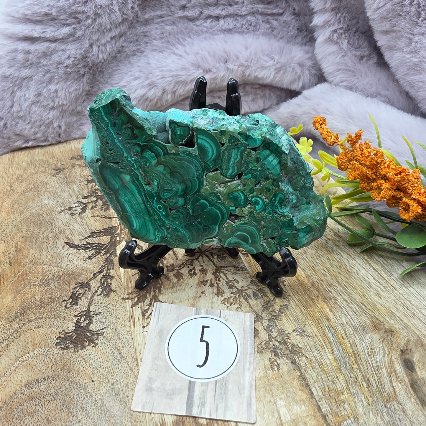 Malakiitti släbi telineessä