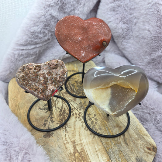 Akaatti/kvartsi sydän telineessä -erilaisia-