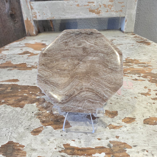 Alabasteri släbi telineessä