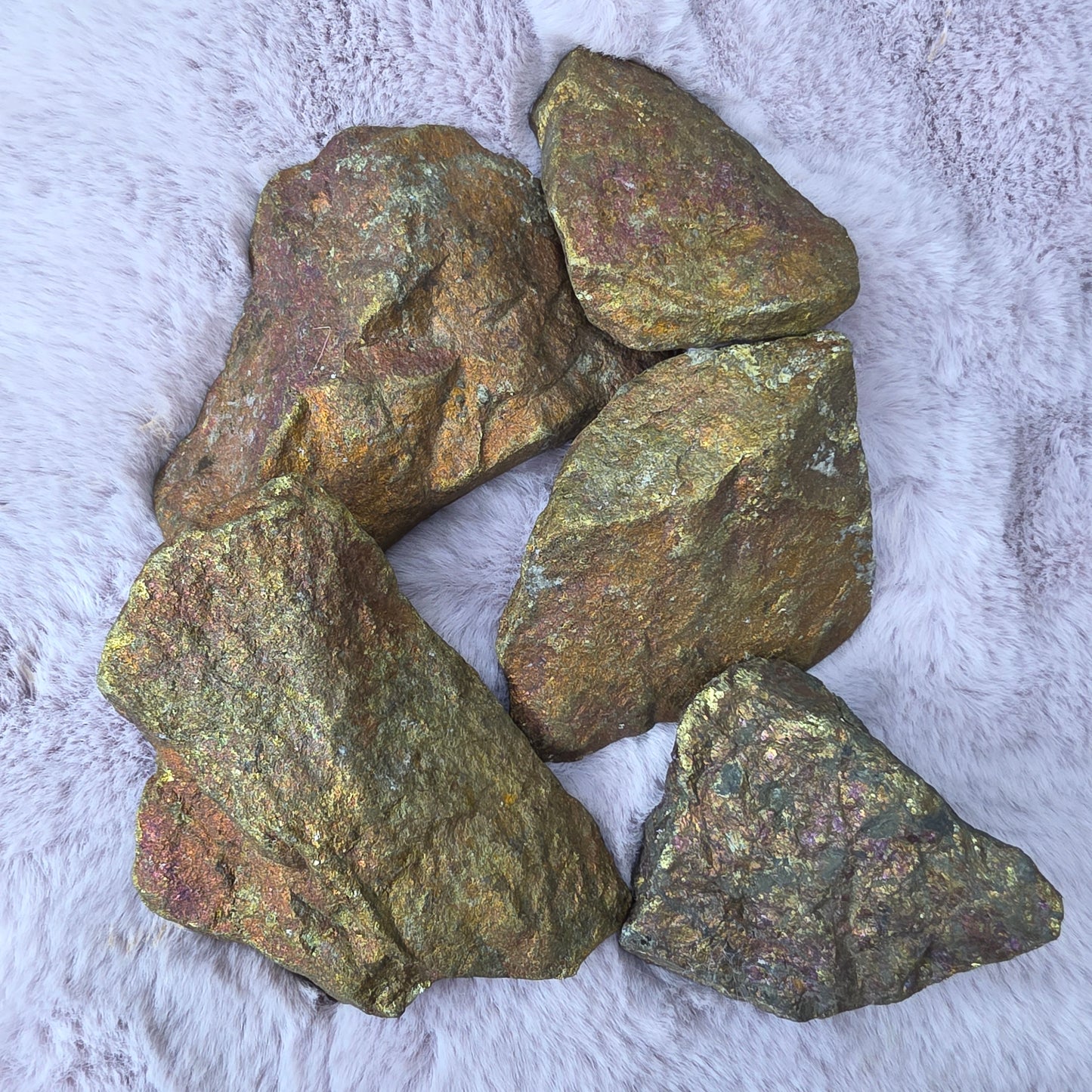 Iso borniitti raakapala