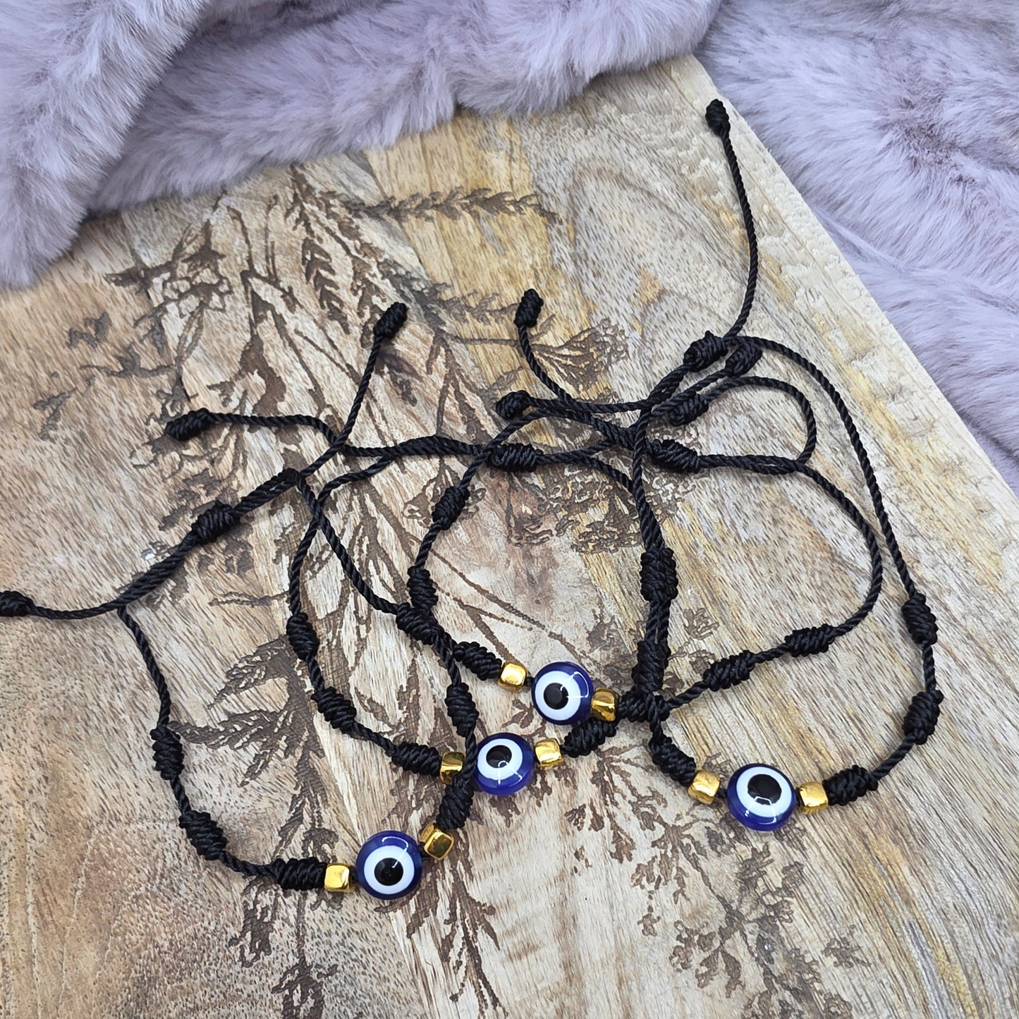 Suojelevasilmä rannekoru