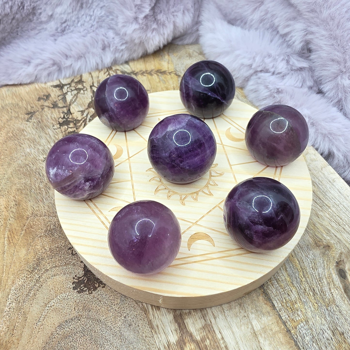 Violetti fluoriitti pallo