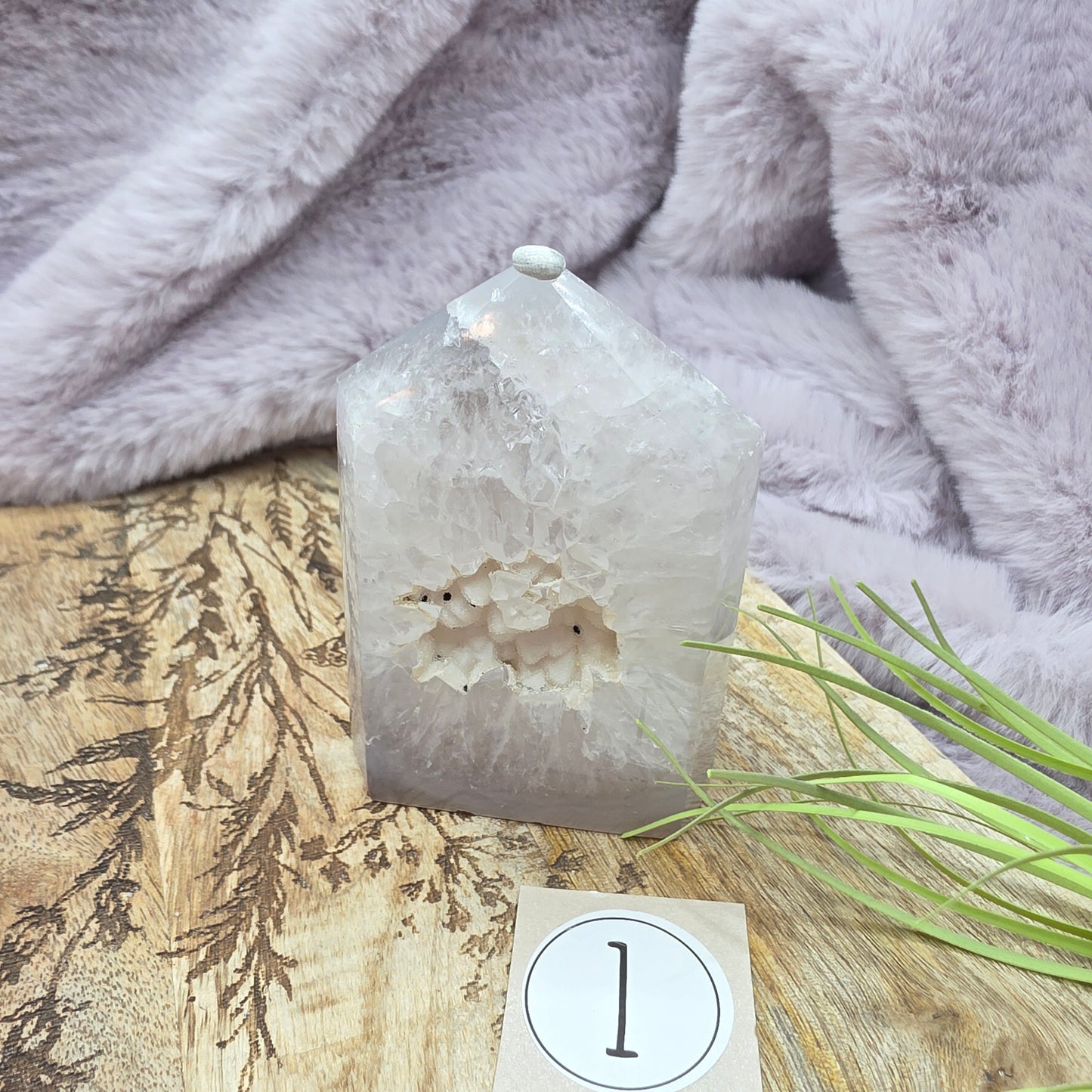 Akaatti "druzy" torni