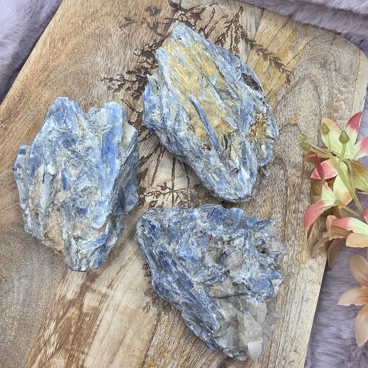 Sininen kyaniitti raakapala