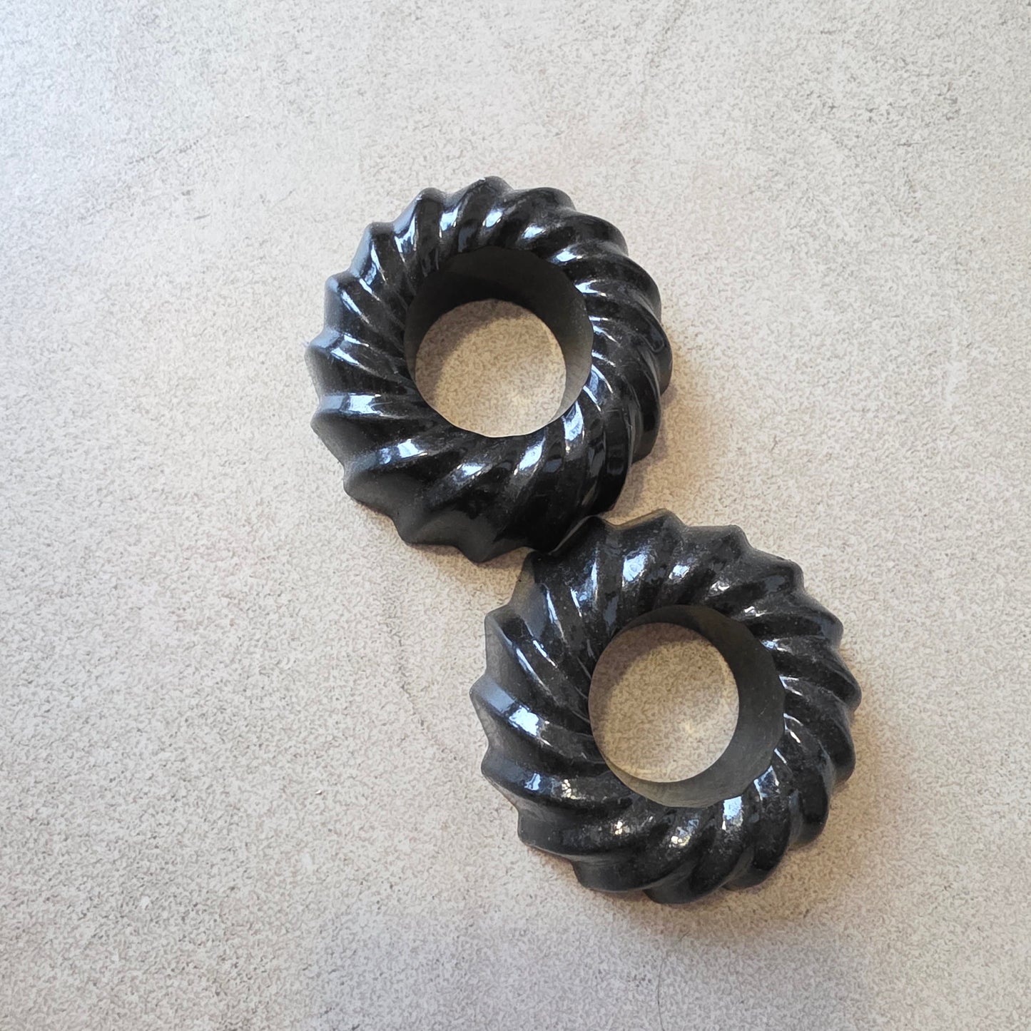 Palloteline isommalle kivipallolle