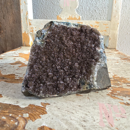 Suklaa-ametisti cut base